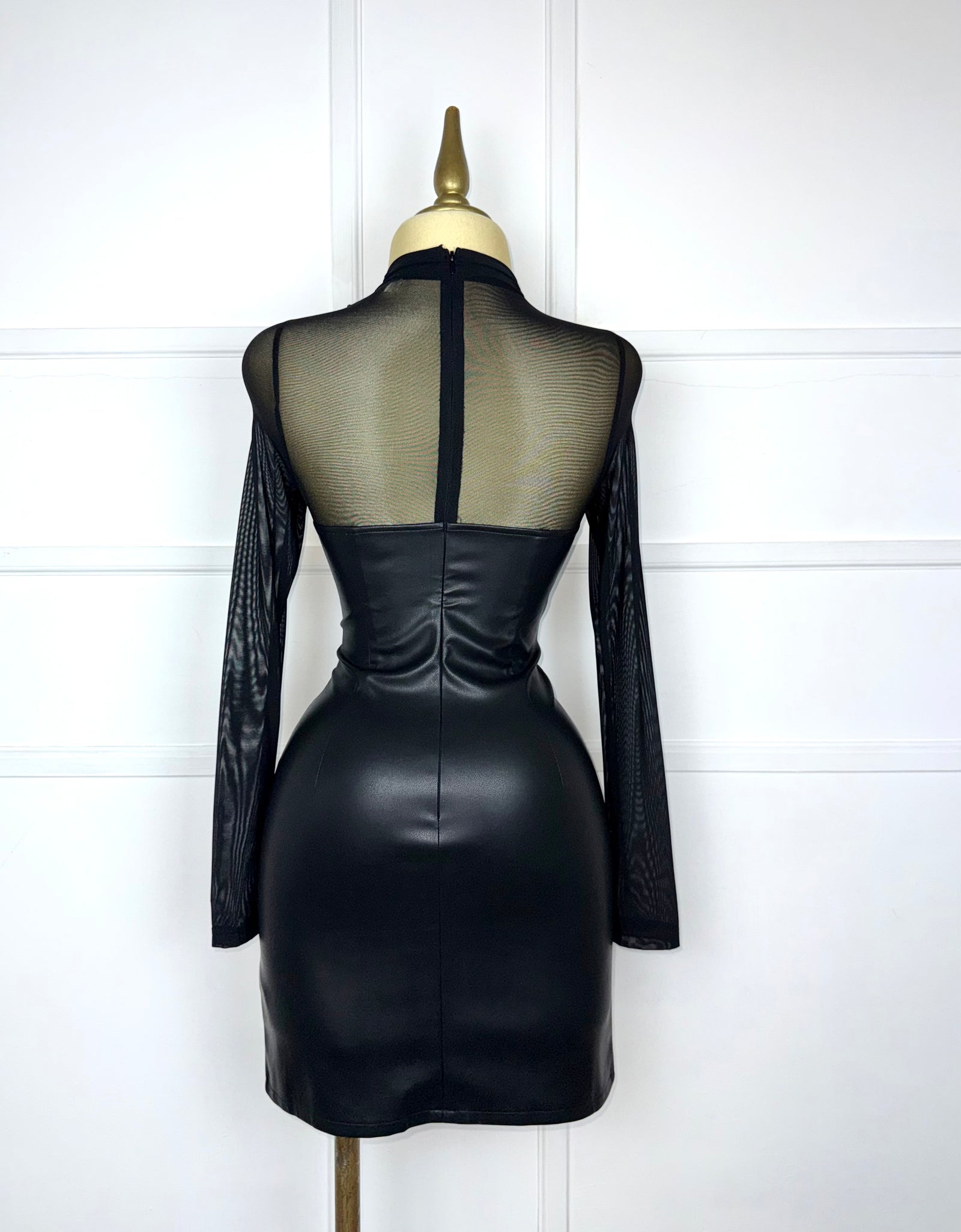 Vestido negro vinipiel con transparencia