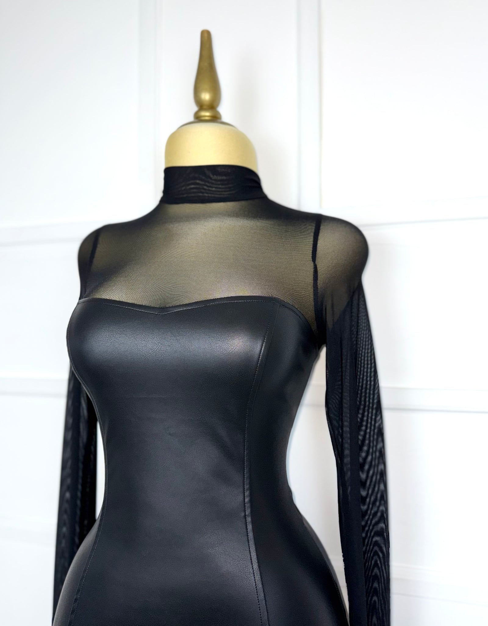 Vestido negro vinipiel con transparencia
