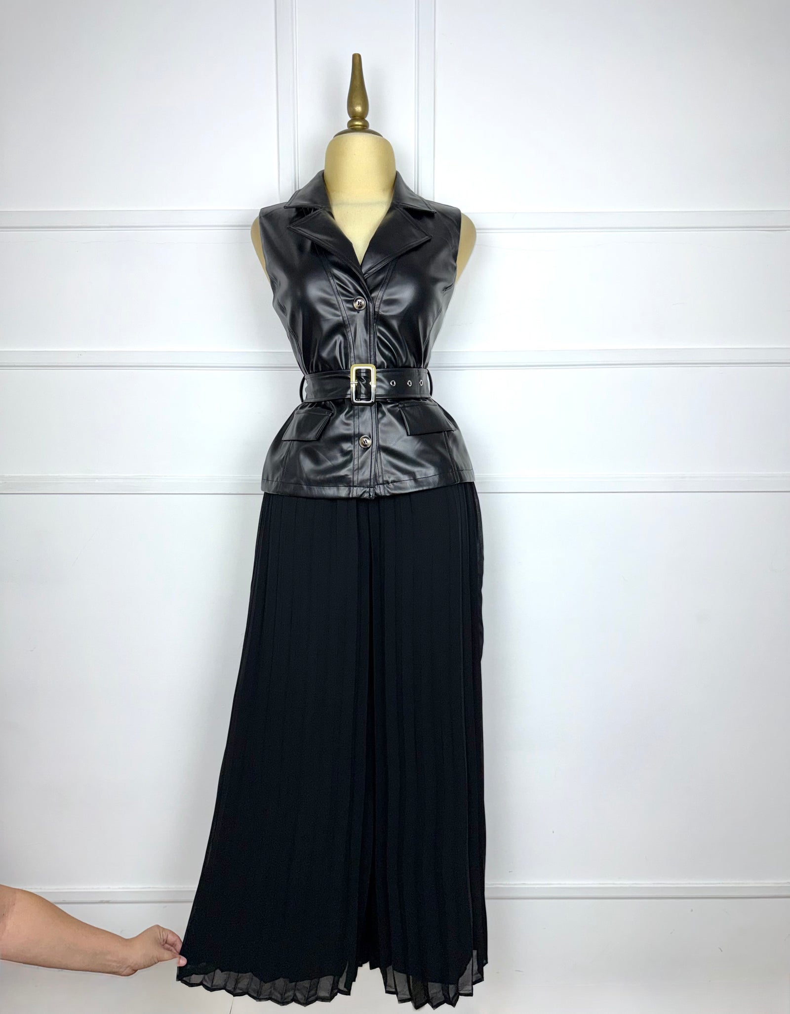 Set negro de vinipiel con plisado