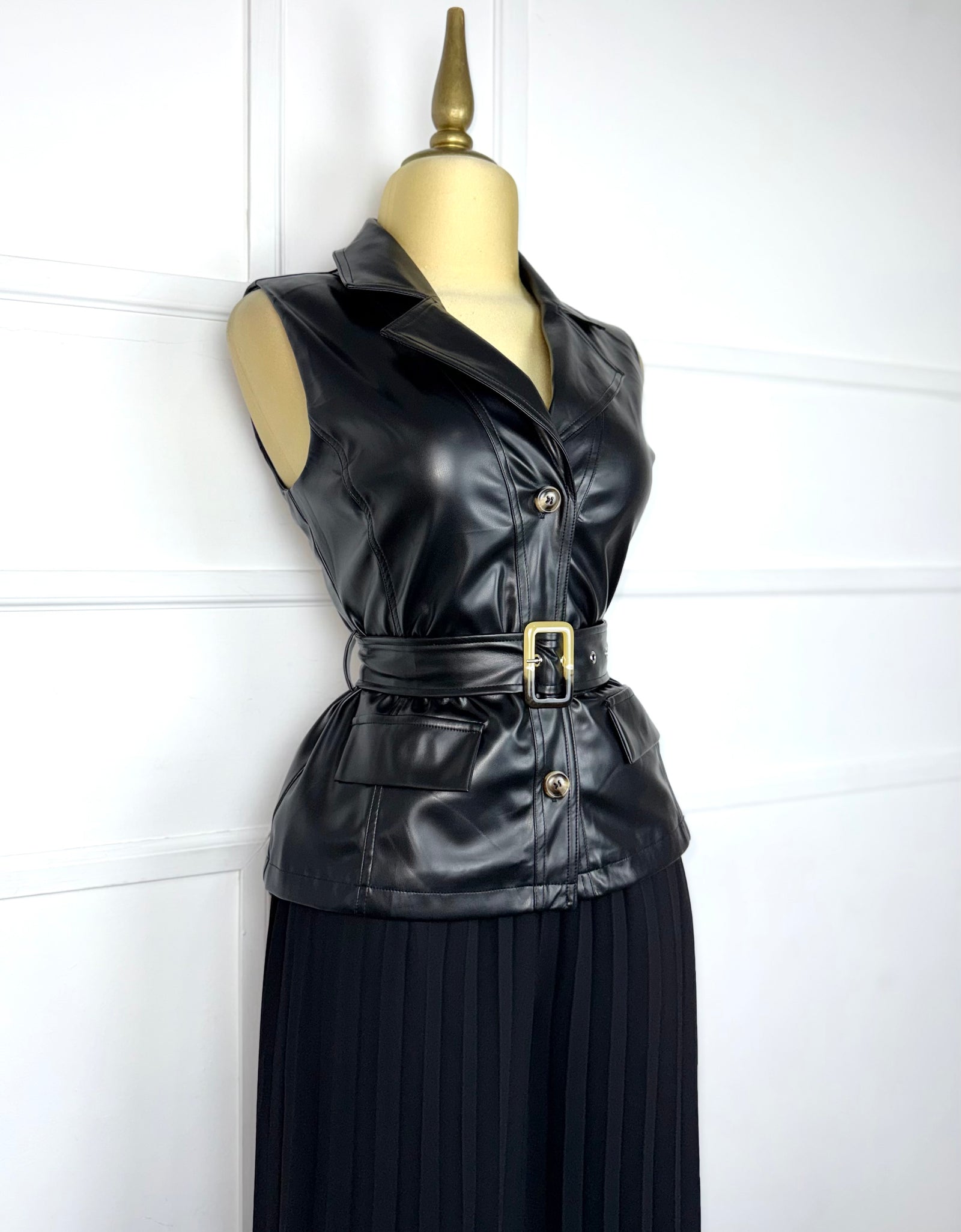 Set negro de vinipiel con plisado