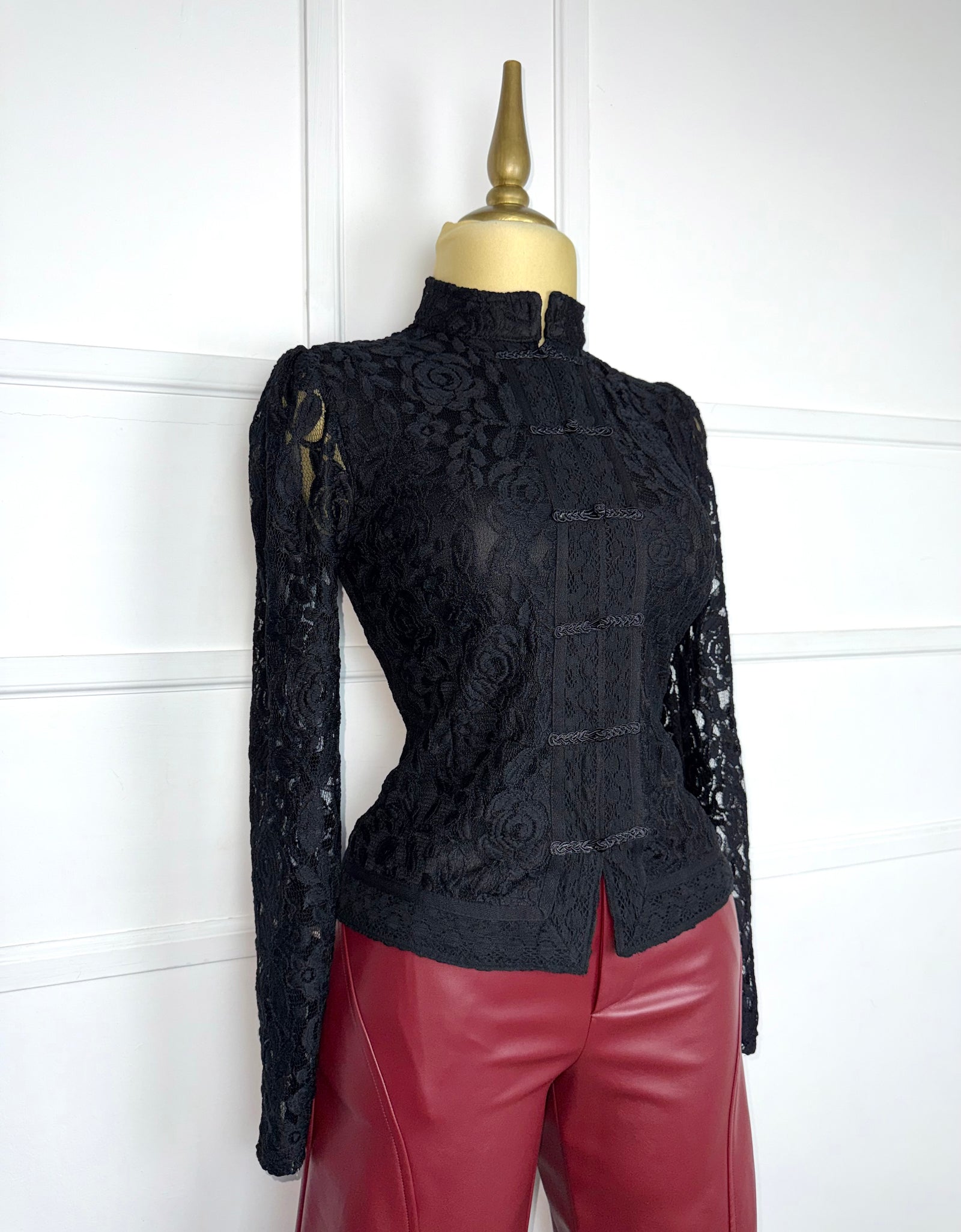 Blusa negra estilo napoleón