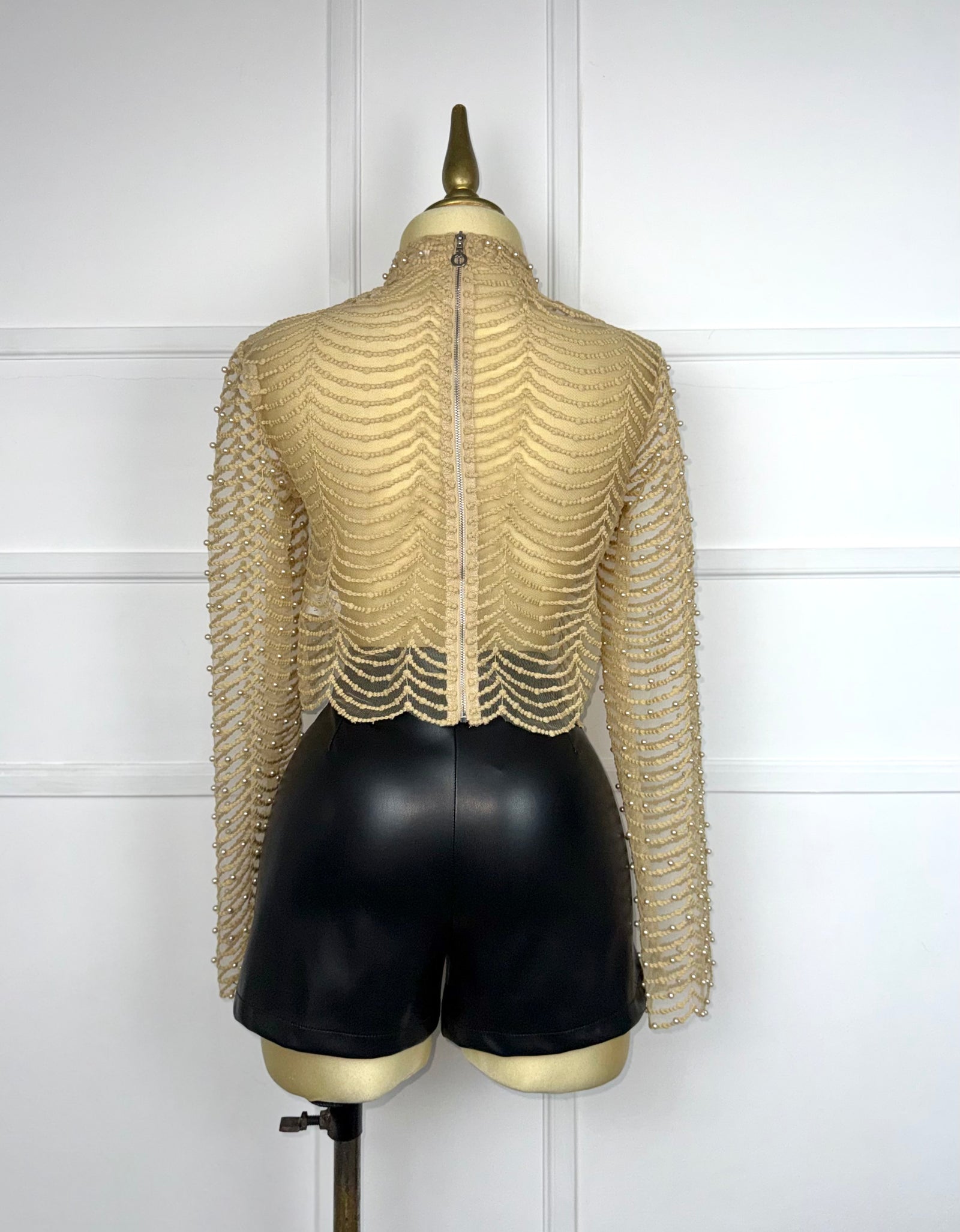 Blusa beige con transparencia y perlas