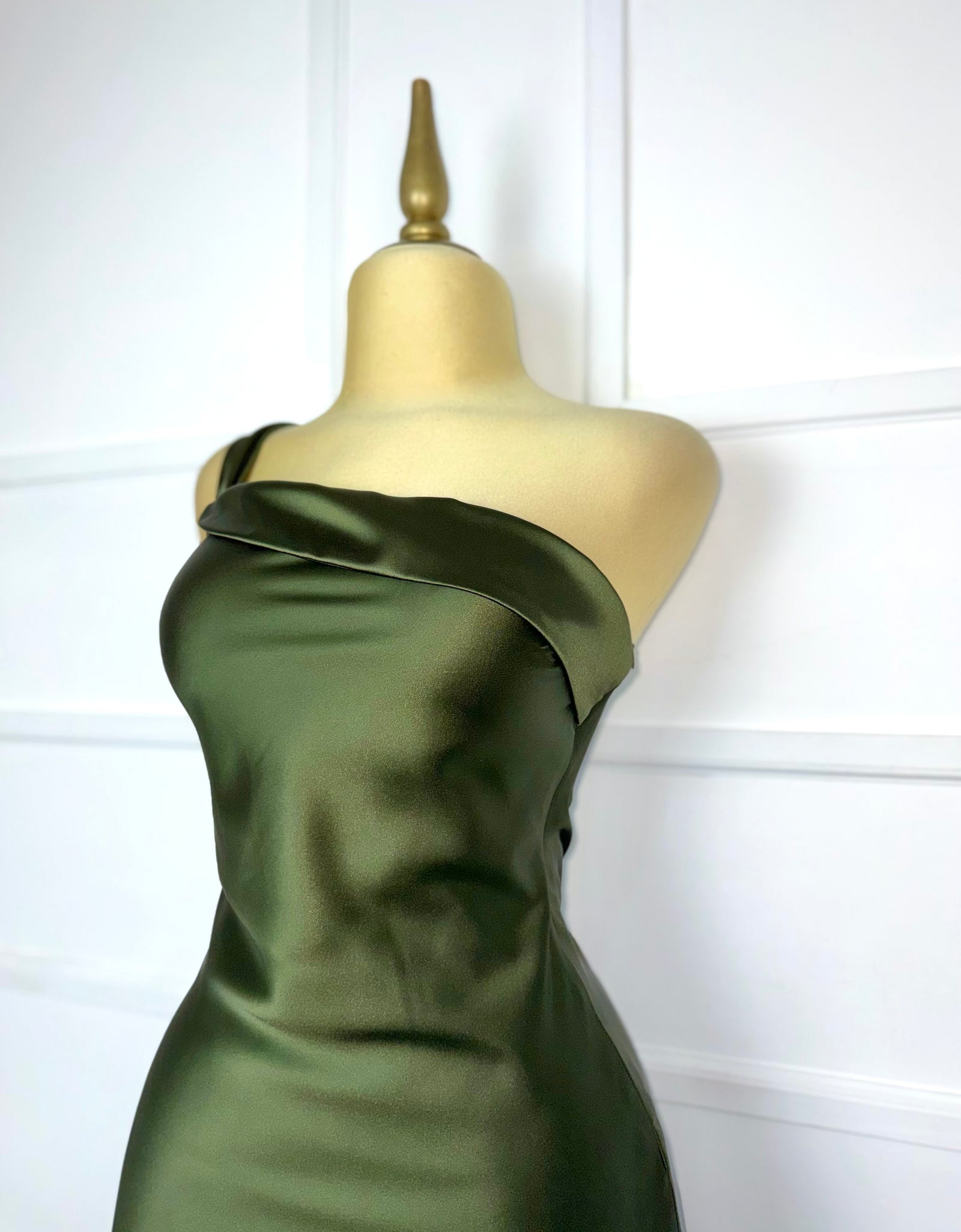 Vestido corto verde olivo