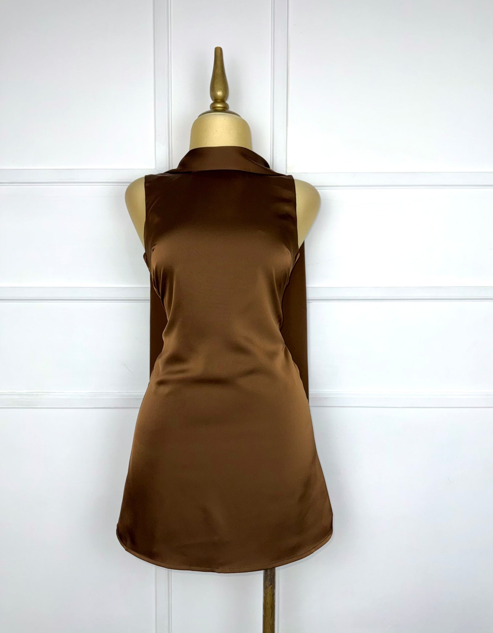 Vestido café satinado con listones