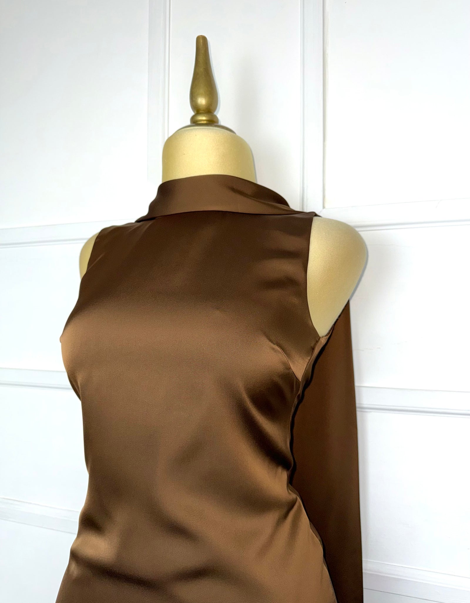 Vestido café satinado con listones