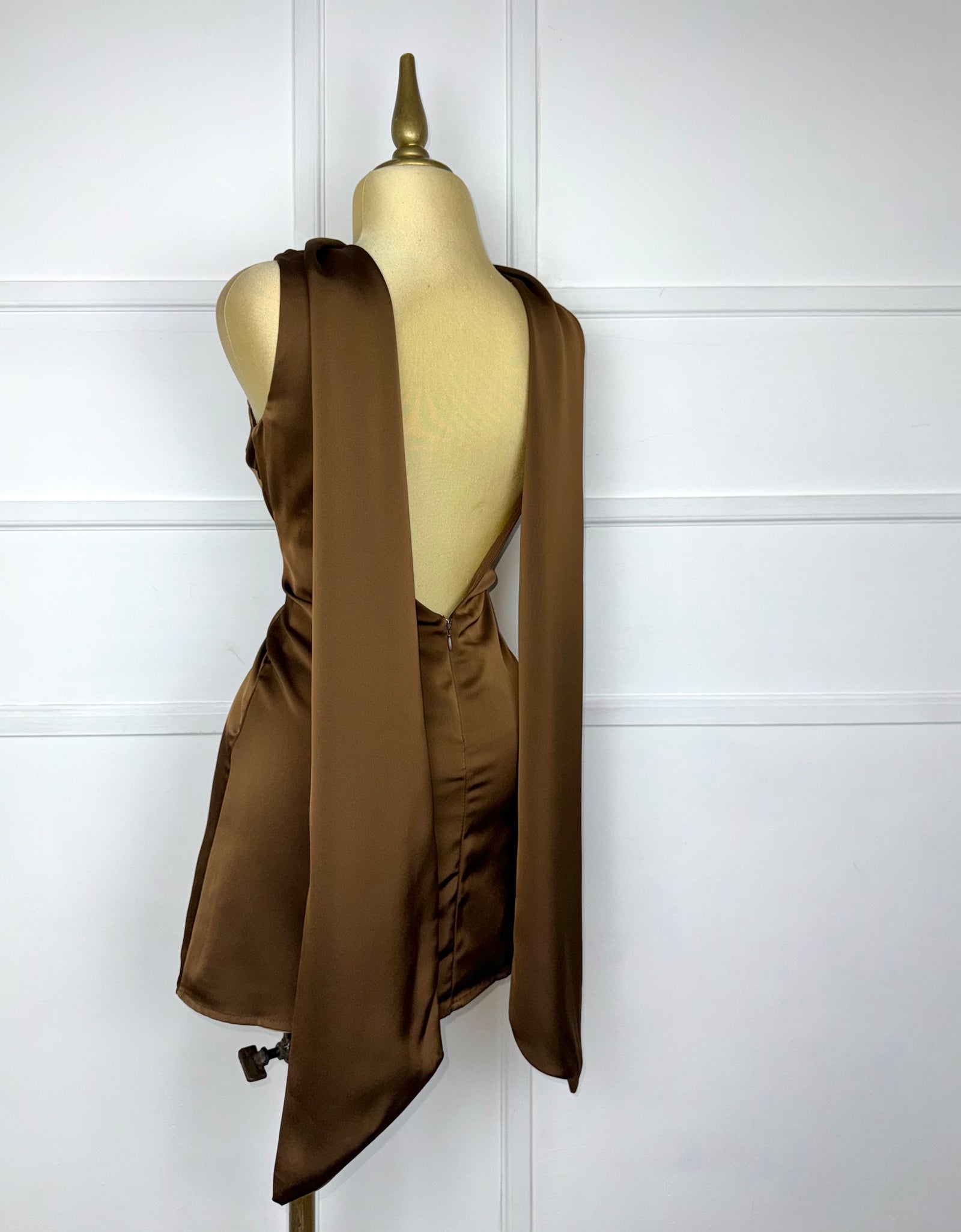 Vestido café satinado con listones