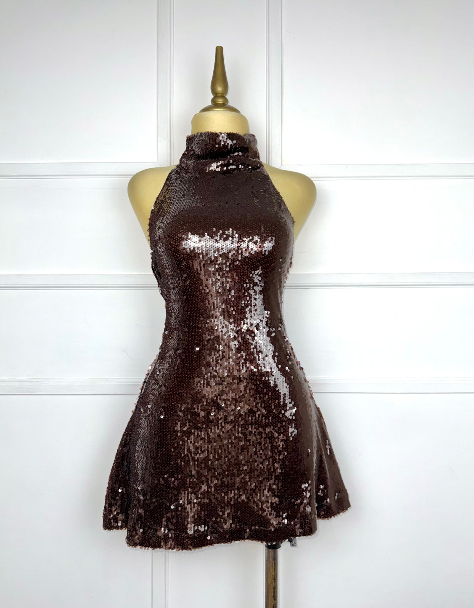 Vestido café halter de lentejuelas