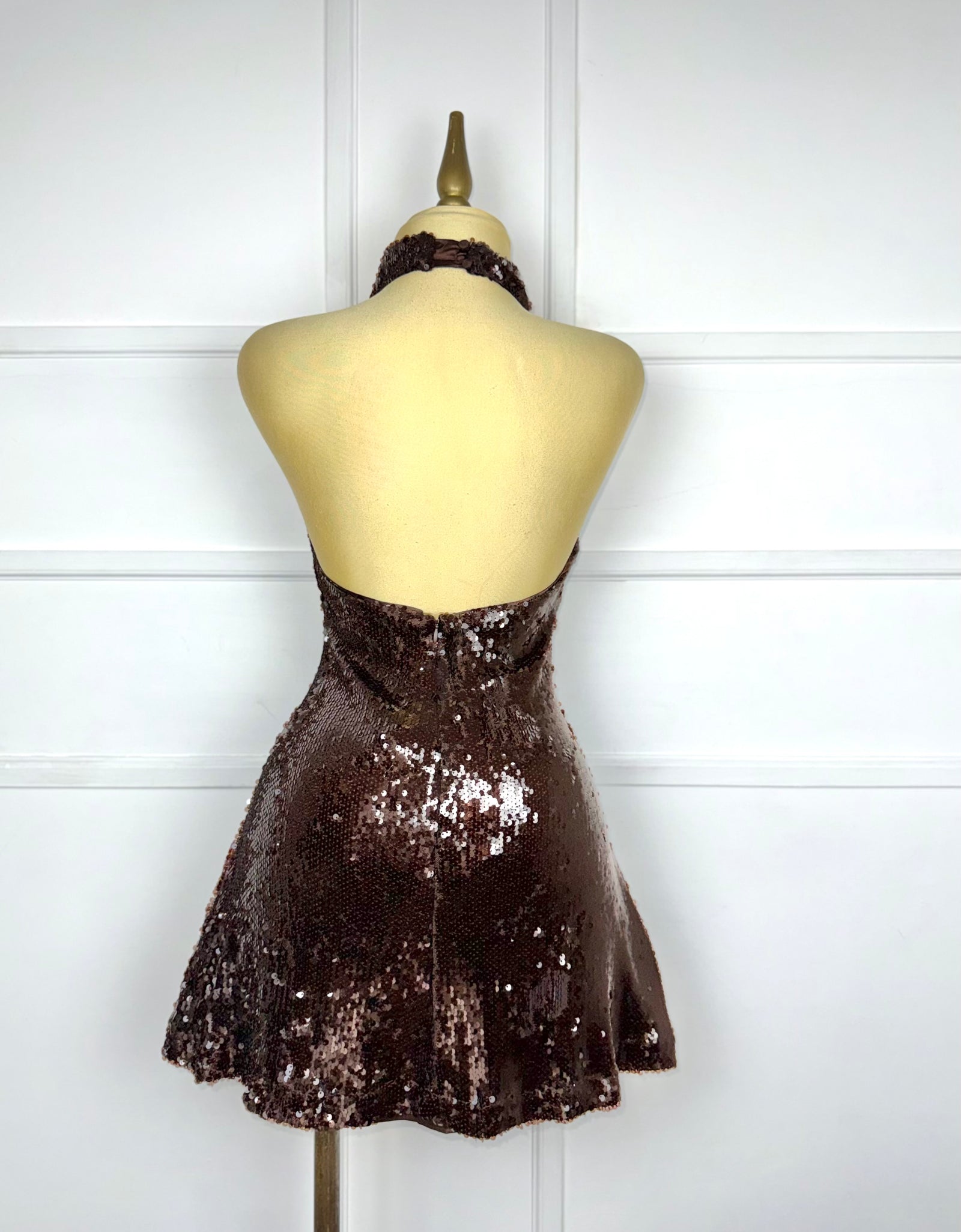 Vestido café halter de lentejuelas