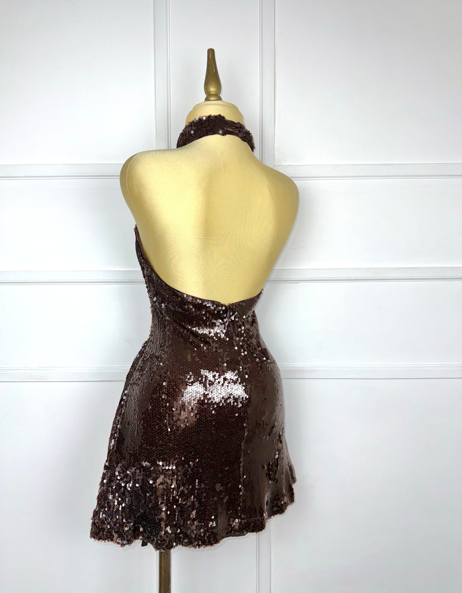 Vestido café halter de lentejuelas