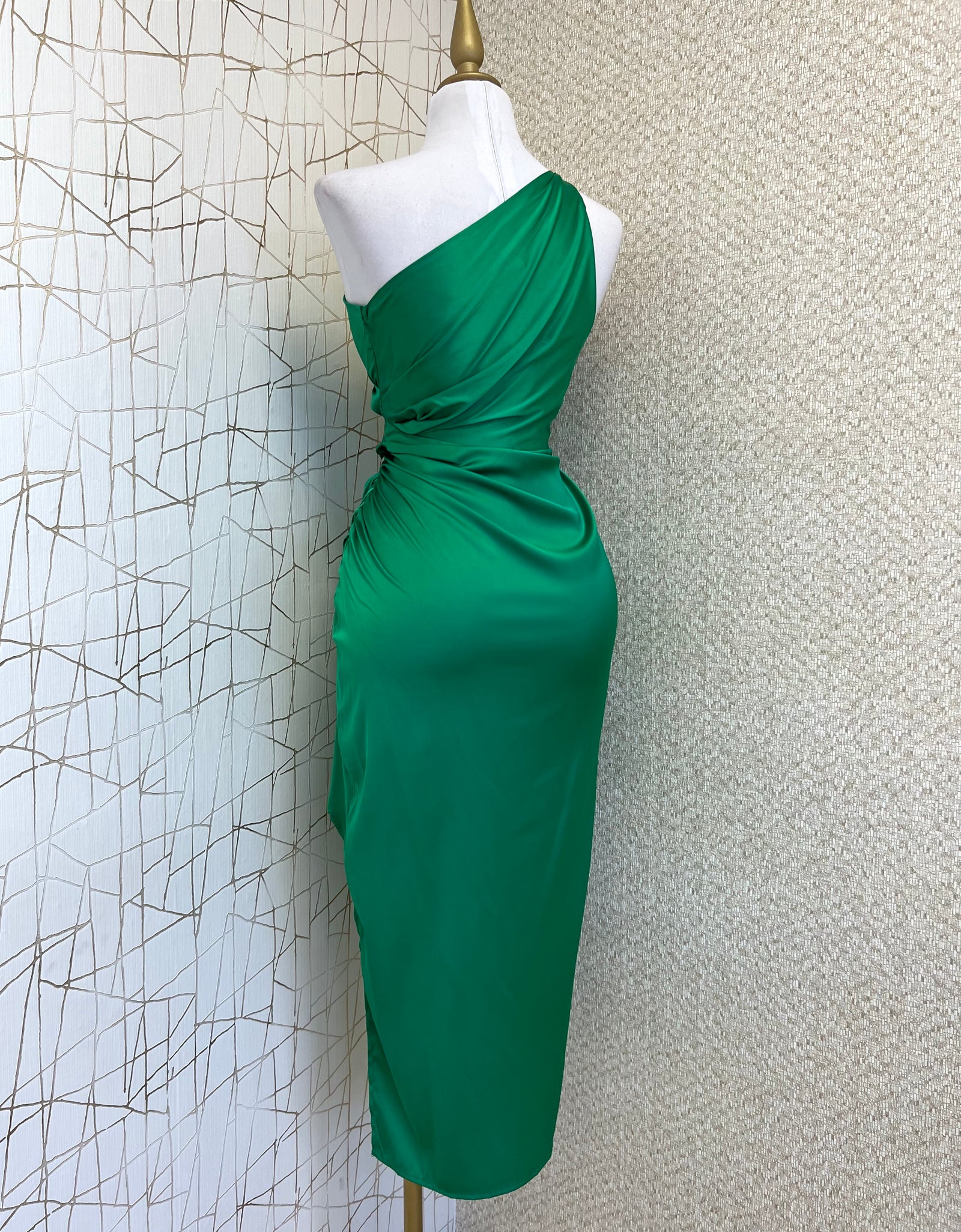 Vestido verde asimétrico satín
